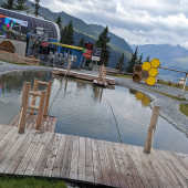 Bild vom Spielplatz anzeigen.