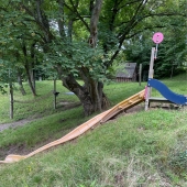 Bild vom Spielplatz anzeigen.