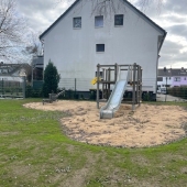 Bild vom Spielplatz anzeigen.