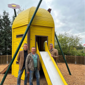 Bild vom Spielplatz anzeigen.