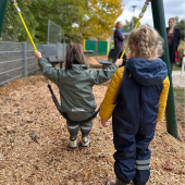 Bild vom Spielplatz anzeigen.