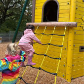 Bild vom Spielplatz anzeigen.