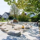 Bild vom Spielplatz anzeigen.