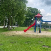 Bild vom Spielplatz anzeigen.
