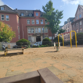 Bild vom Spielplatz anzeigen.