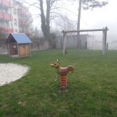 Bild vom Spielplatz anzeigen.