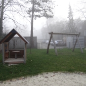 Bild vom Spielplatz anzeigen.