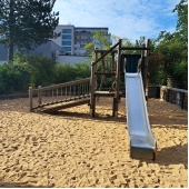 Bild vom Spielplatz anzeigen.