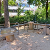 Bild vom Spielplatz anzeigen.