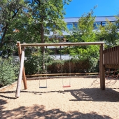 Bild vom Spielplatz anzeigen.