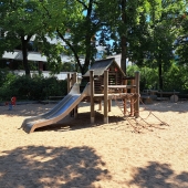 Bild vom Spielplatz anzeigen.