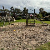 Bild vom Spielplatz anzeigen.