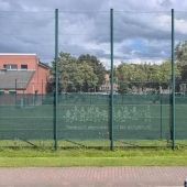 Bild vom Spielplatz anzeigen.