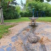 Bild vom Spielplatz anzeigen.