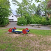 Bild vom Spielplatz anzeigen.