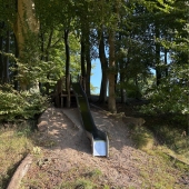 Bild vom Spielplatz anzeigen.
