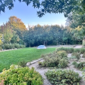 Bild vom Spielplatz anzeigen.