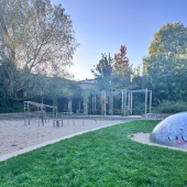 Bild vom Spielplatz anzeigen.