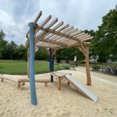 Bild vom Spielplatz anzeigen.