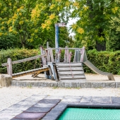 Bild vom Spielplatz anzeigen.