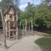 Bild vom Spielplatz anzeigen.