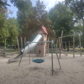 Bild vom Spielplatz anzeigen.
