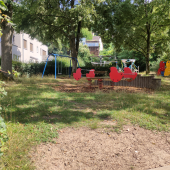 Bild vom Spielplatz anzeigen.