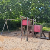 Bild vom Spielplatz anzeigen.