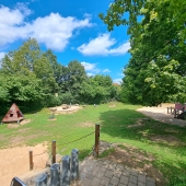 Bild vom Spielplatz anzeigen.