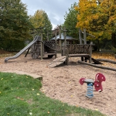 Bild vom Spielplatz anzeigen.