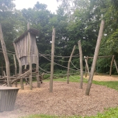 Bild vom Spielplatz anzeigen.