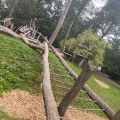 Bild vom Spielplatz anzeigen.