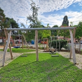 Bild vom Spielplatz anzeigen.
