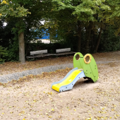 Bild vom Spielplatz anzeigen.