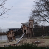 Bild vom Spielplatz anzeigen.