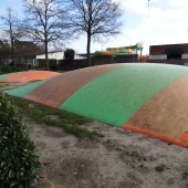 Bild vom Spielplatz anzeigen.