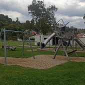 Bild vom Spielplatz anzeigen.