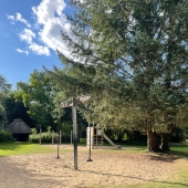 Bild vom Spielplatz anzeigen.