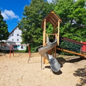 Bild vom Spielplatz anzeigen.