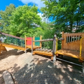 Bild vom Spielplatz anzeigen.