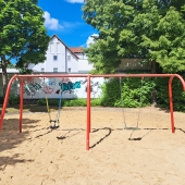 Bild vom Spielplatz anzeigen.