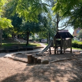 Bild vom Spielplatz anzeigen.
