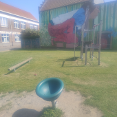 Bild vom Spielplatz anzeigen.