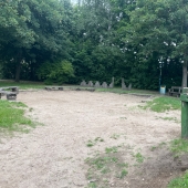 Bild vom Spielplatz anzeigen.