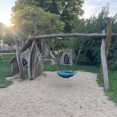 Bild vom Spielplatz anzeigen.
