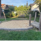 Bild vom Spielplatz anzeigen.