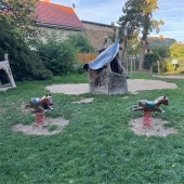 Bild vom Spielplatz anzeigen.