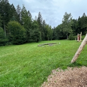 Bild vom Spielplatz anzeigen.