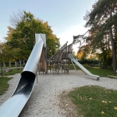Bild vom Spielplatz anzeigen.