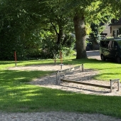 Bild vom Spielplatz anzeigen.
